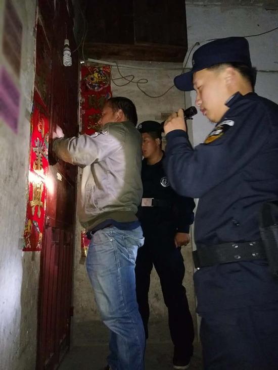 福建粗心妈妈误将幼女锁家中 民警全城寻开锁师傅开门